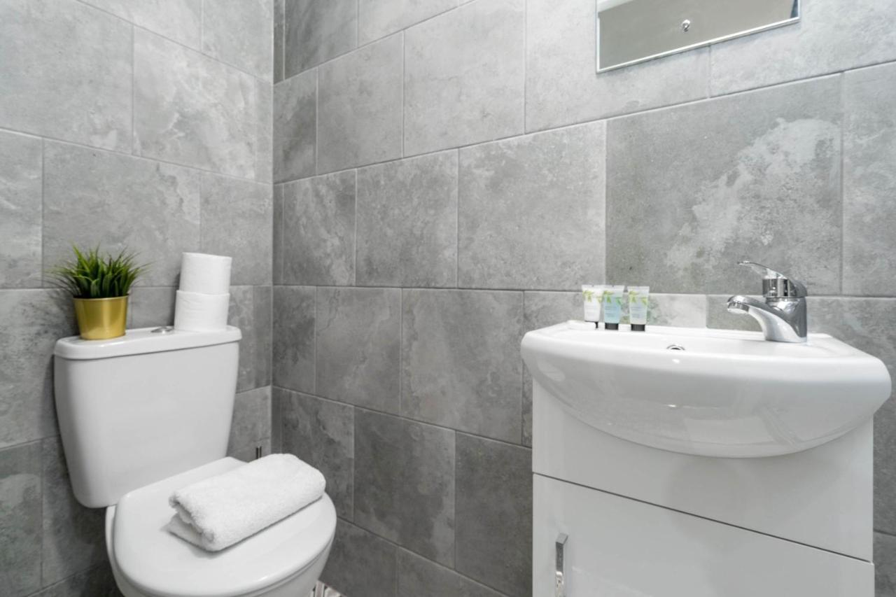 Two Bedroom Apartment - En Suites - Smart Tv'S - Wifi - Netflix - Bearwood Birmingham Exterior photo