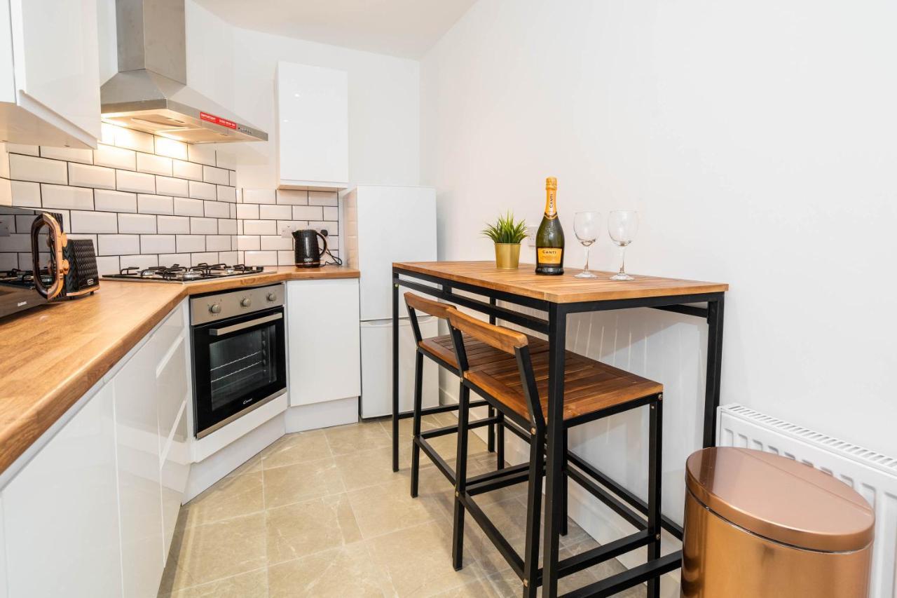 Two Bedroom Apartment - En Suites - Smart Tv'S - Wifi - Netflix - Bearwood Birmingham Exterior photo